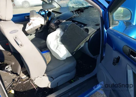 1998 Volkswagen New Beetle z USA, uszkodzony, nr VIN 3VWBB61CXWM006888